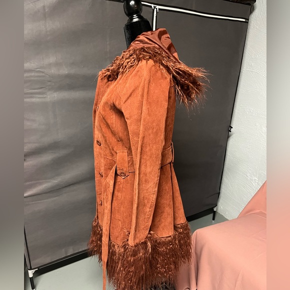 Beautiful like new 100% Genuine Suede Leather Camel Brown Coat with faux fur. - Picture 3 of 6